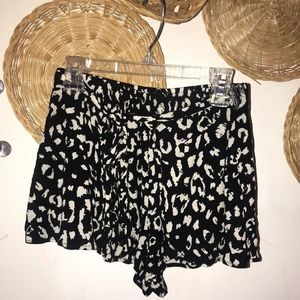 🍁2/$20 Lulus black and white shorts wrap tie size small